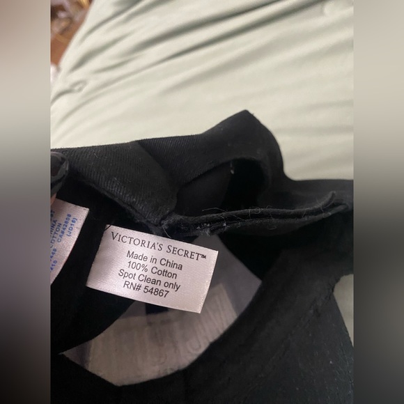 WOMANS VICTORIA SECRETS HAT - Picture 2 of 2